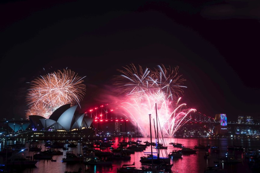 Năm nào cũng vậy, màn pháo hoa tại khu vực cảng Sydney, quanh nhà hát Opera nổi tiếng luôn thu hút rất đông người dân tới xem. Đây được đánh giá là một trong những màn pháo hoa đẹp nhất thế giới.