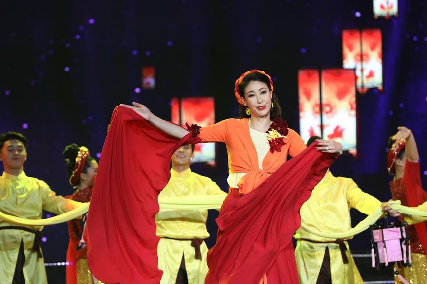 Hoa hậu Hà Kiều Anh gây bất ngờ với khả năng ca hát tại Gala 30 năm - ảnh 2