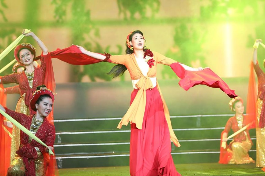 Hoa hậu Hà Kiều Anh gây bất ngờ với khả năng ca hát tại Gala 30 năm - ảnh 6