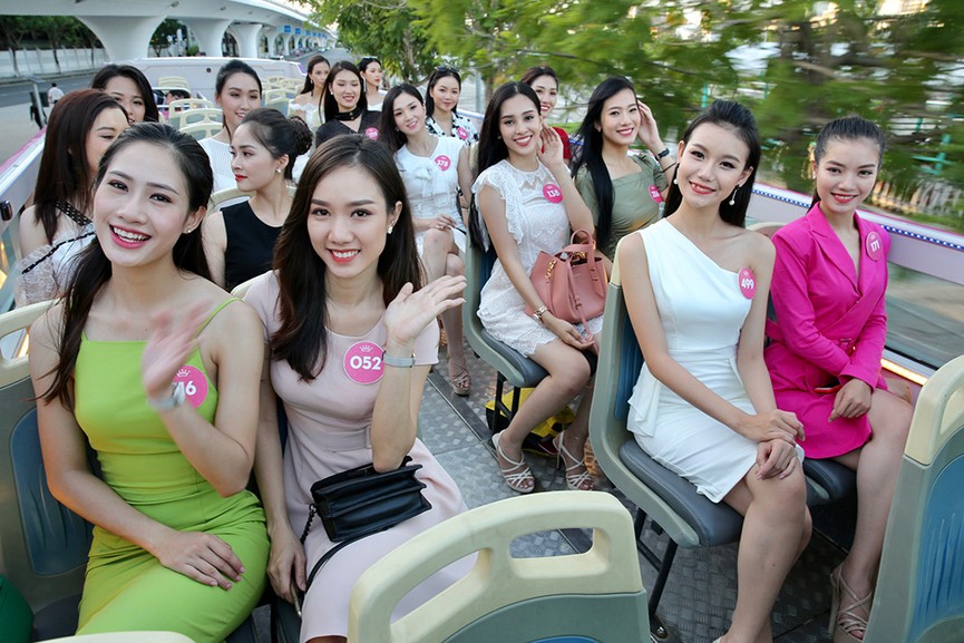 Thí sinh Hoa hậu Việt Nam thả dáng trên bus hai tầng dạo phố Đà Nẵng - ảnh 2