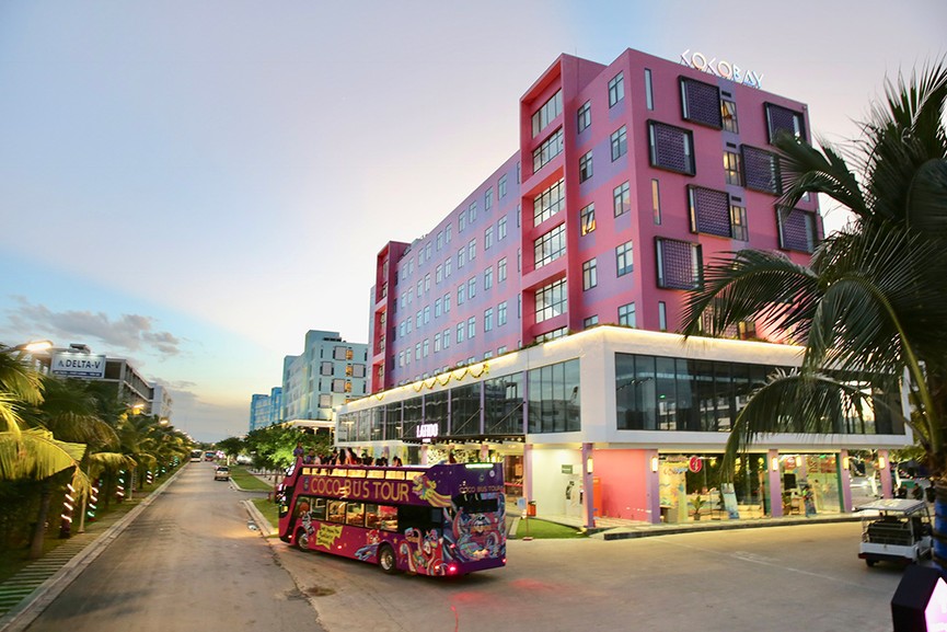 Thí sinh Hoa hậu Việt Nam thả dáng trên bus hai tầng dạo phố Đà Nẵng - ảnh 10
