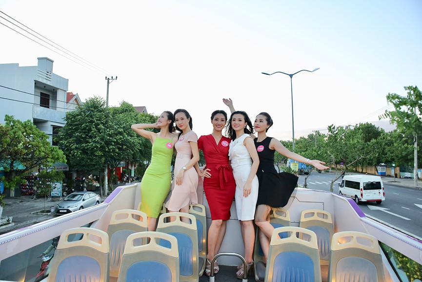 Thí sinh Hoa hậu Việt Nam thả dáng trên bus hai tầng dạo phố Đà Nẵng - ảnh 4