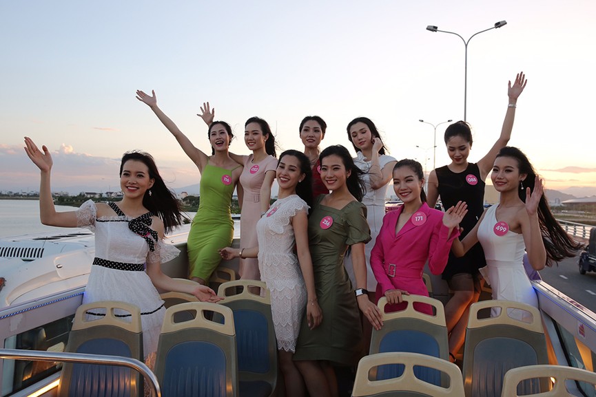 Thí sinh Hoa hậu Việt Nam thả dáng trên bus hai tầng dạo phố Đà Nẵng - ảnh 5