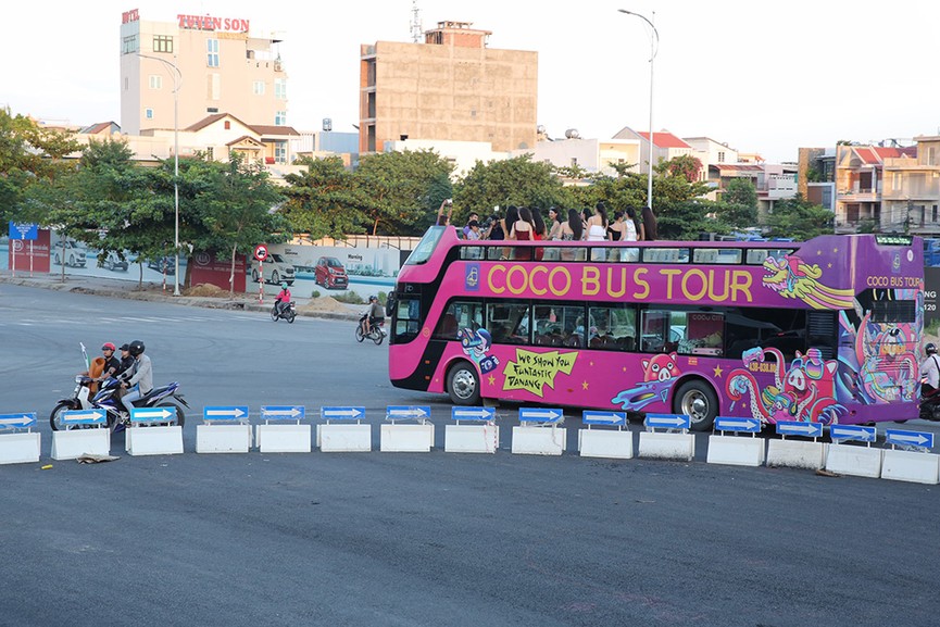 Thí sinh Hoa hậu Việt Nam thả dáng trên bus hai tầng dạo phố Đà Nẵng - ảnh 7