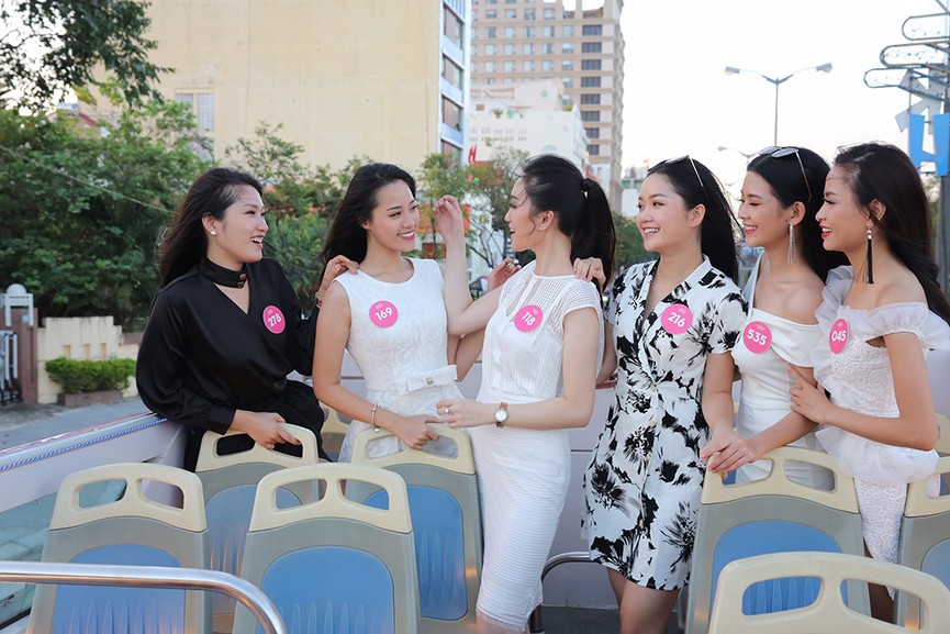 Thí sinh Hoa hậu Việt Nam thả dáng trên bus hai tầng dạo phố Đà Nẵng - ảnh 6