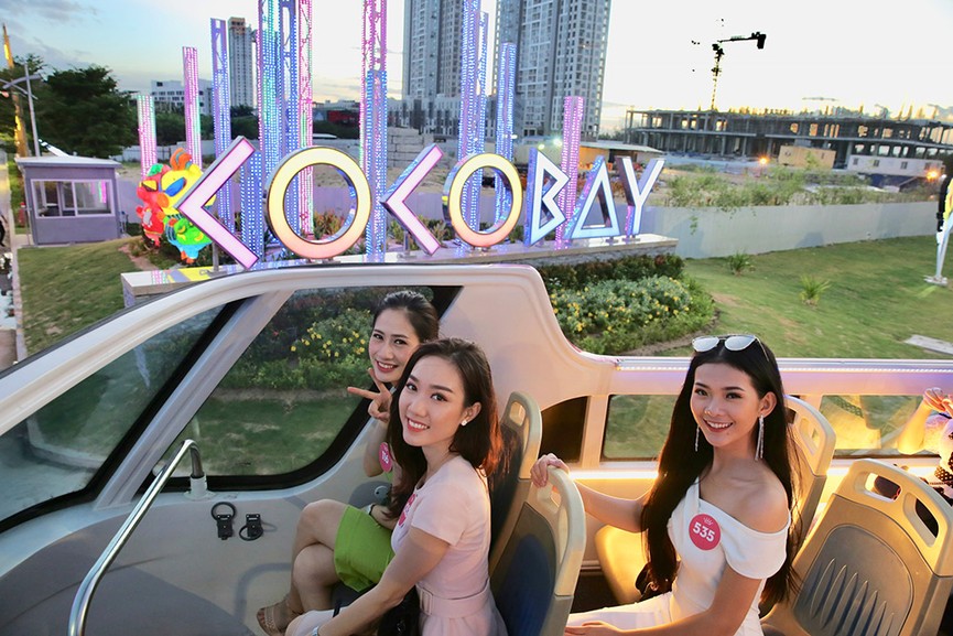 Thí sinh Hoa hậu Việt Nam thả dáng trên bus hai tầng dạo phố Đà Nẵng - ảnh 8