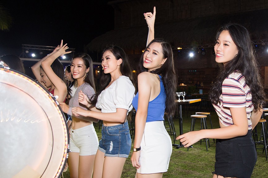Thí sinh Hoa hậu Việt Nam 'quẩy' tưng bừng tại biển đêm Đà Nẵng - ảnh 7