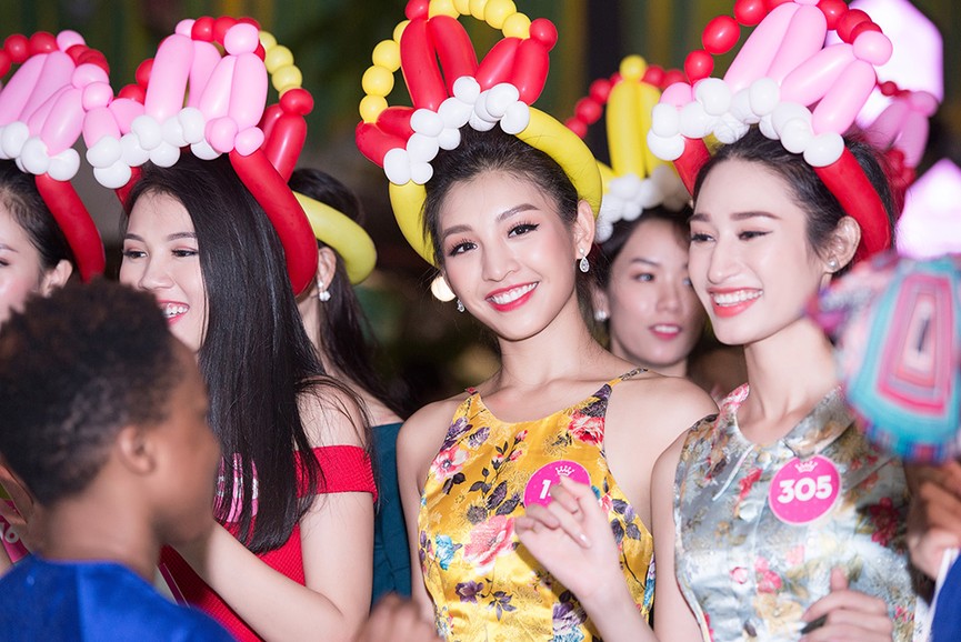 Thí sinh Hoa hậu Việt Nam 'quẩy' tưng bừng tại biển đêm Đà Nẵng - ảnh 2
