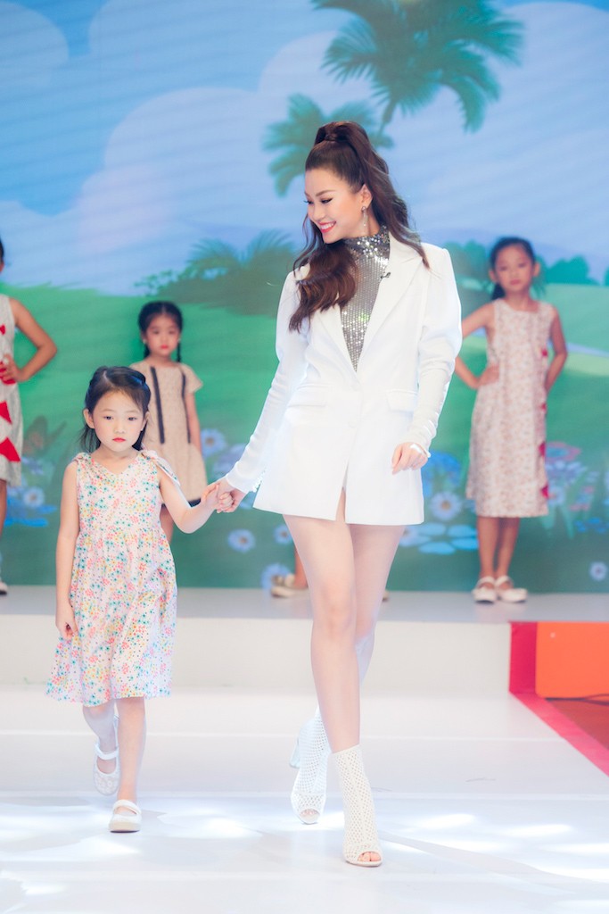 Á hậu Diễm Trang diện cây trắng ngồi 'ghế nóng' - ảnh 6