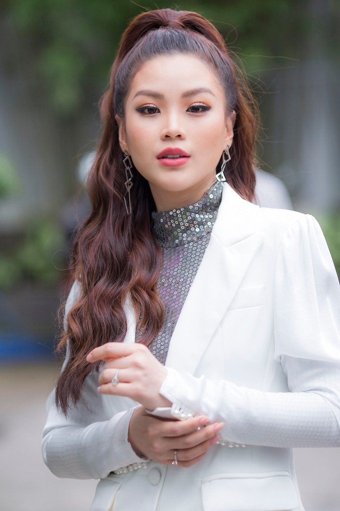 Á hậu Diễm Trang diện cây trắng ngồi 'ghế nóng' - ảnh 3