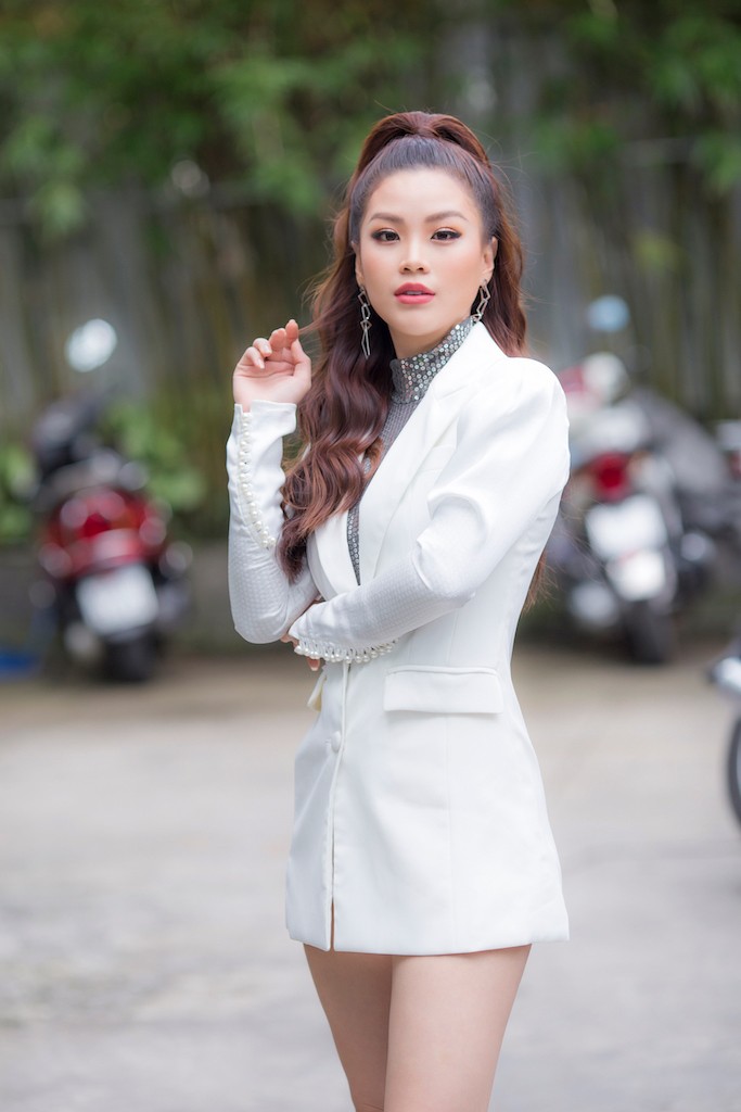 Á hậu Diễm Trang diện cây trắng ngồi 'ghế nóng' - ảnh 2