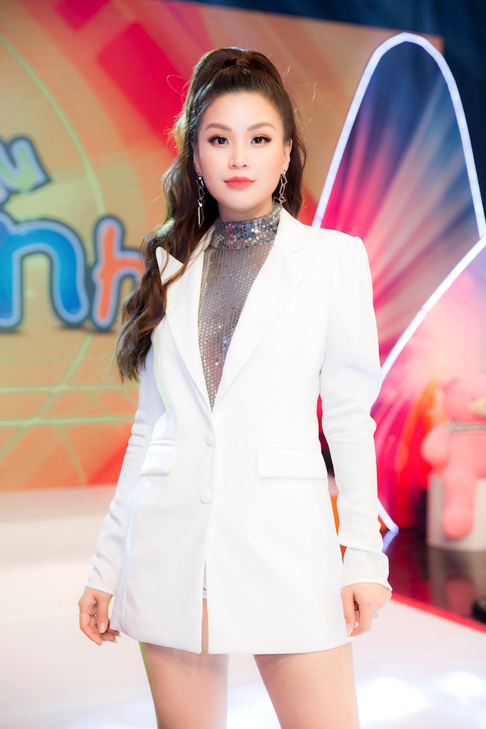 Á hậu Diễm Trang diện cây trắng ngồi 'ghế nóng' - ảnh 7
