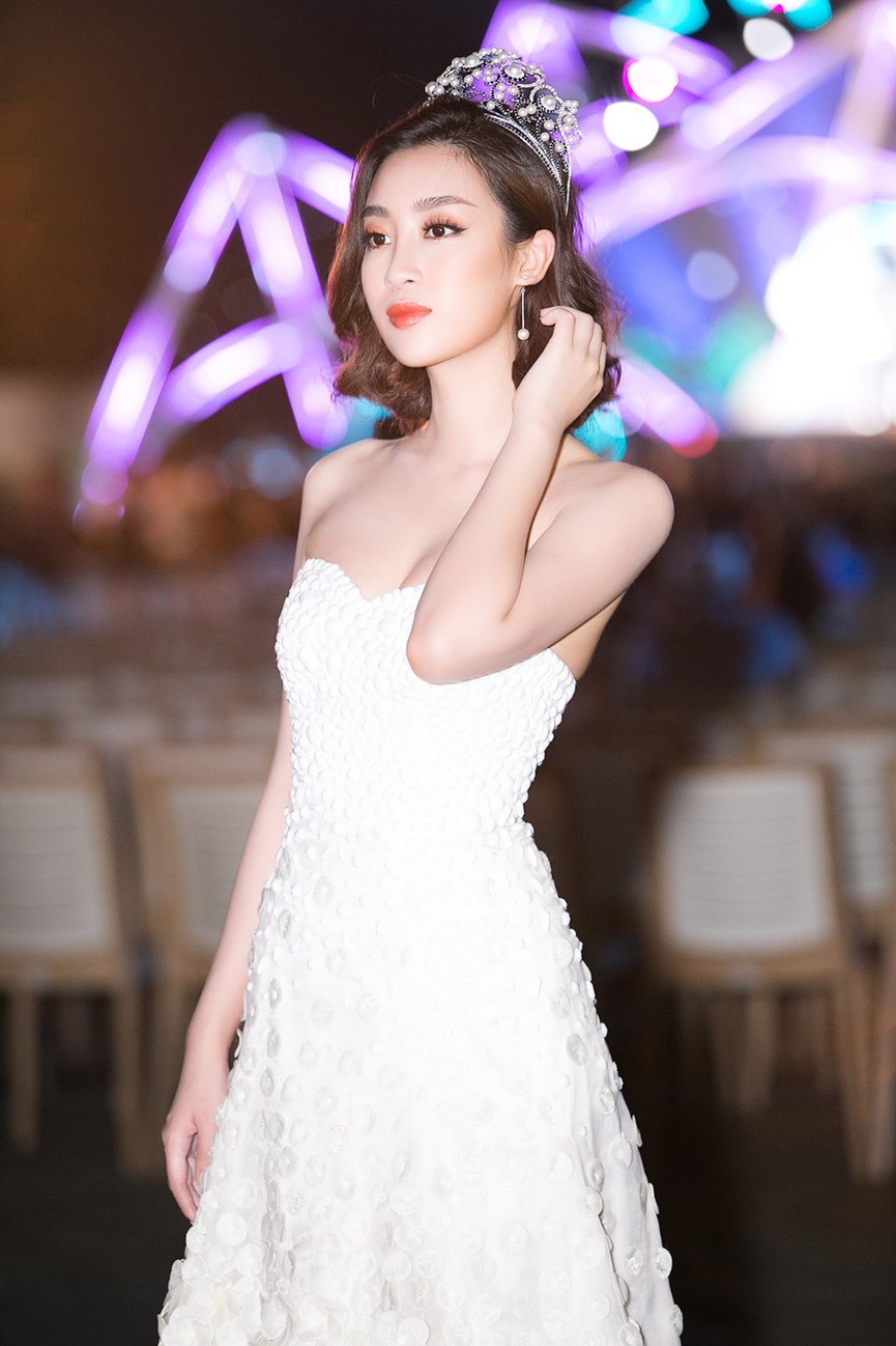 Hoa hậu Đỗ Mỹ Linh mê hoặc với tóc ngắn lạ lẫm - ảnh 1
