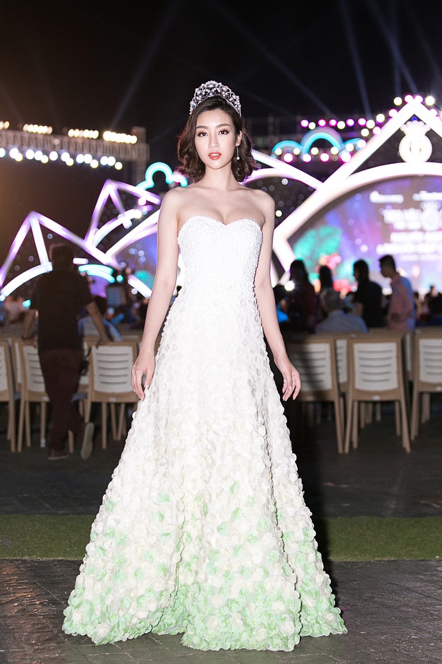 Hoa hậu Đỗ Mỹ Linh mê hoặc với tóc ngắn lạ lẫm - ảnh 3