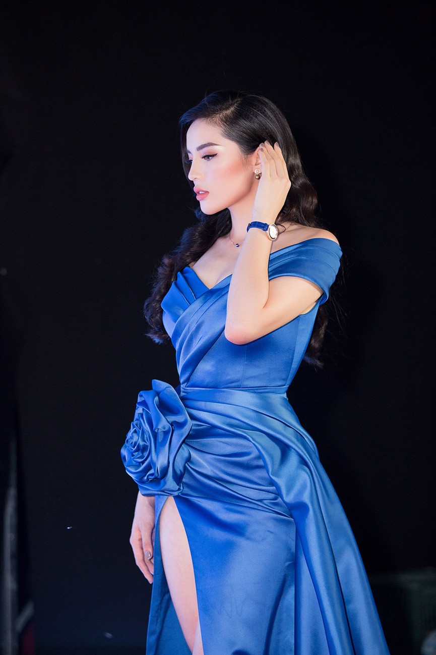 Hoa hậu Kỳ Duyên, Mỹ Linh diện đầm quyến rũ sải bước trên thảm đỏ - ảnh 3