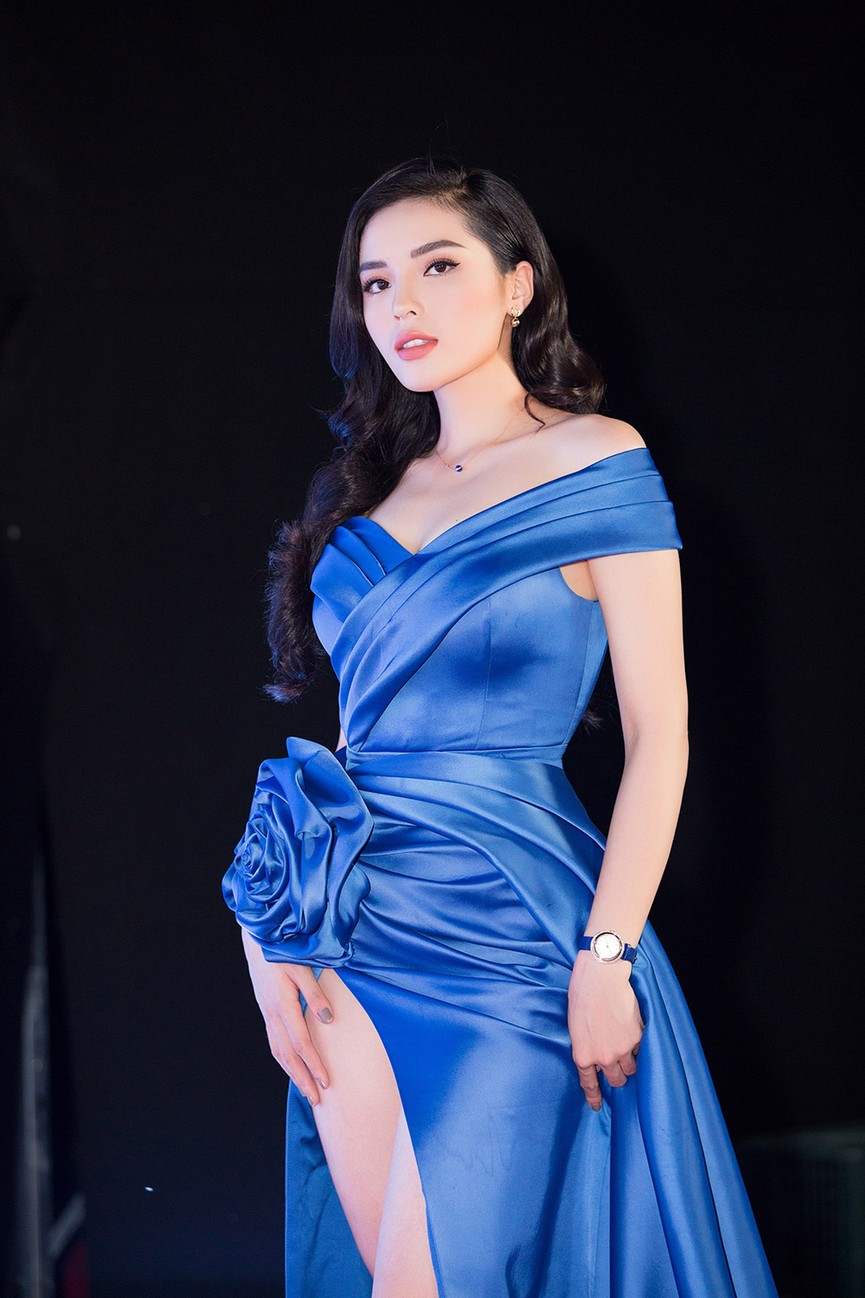 Hoa hậu Kỳ Duyên, Mỹ Linh diện đầm quyến rũ sải bước trên thảm đỏ - ảnh 4