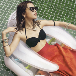Chi Pu bất ngờ khoe ngực đầy gợi cảm, nghi 'dao kéo' - ảnh 7
