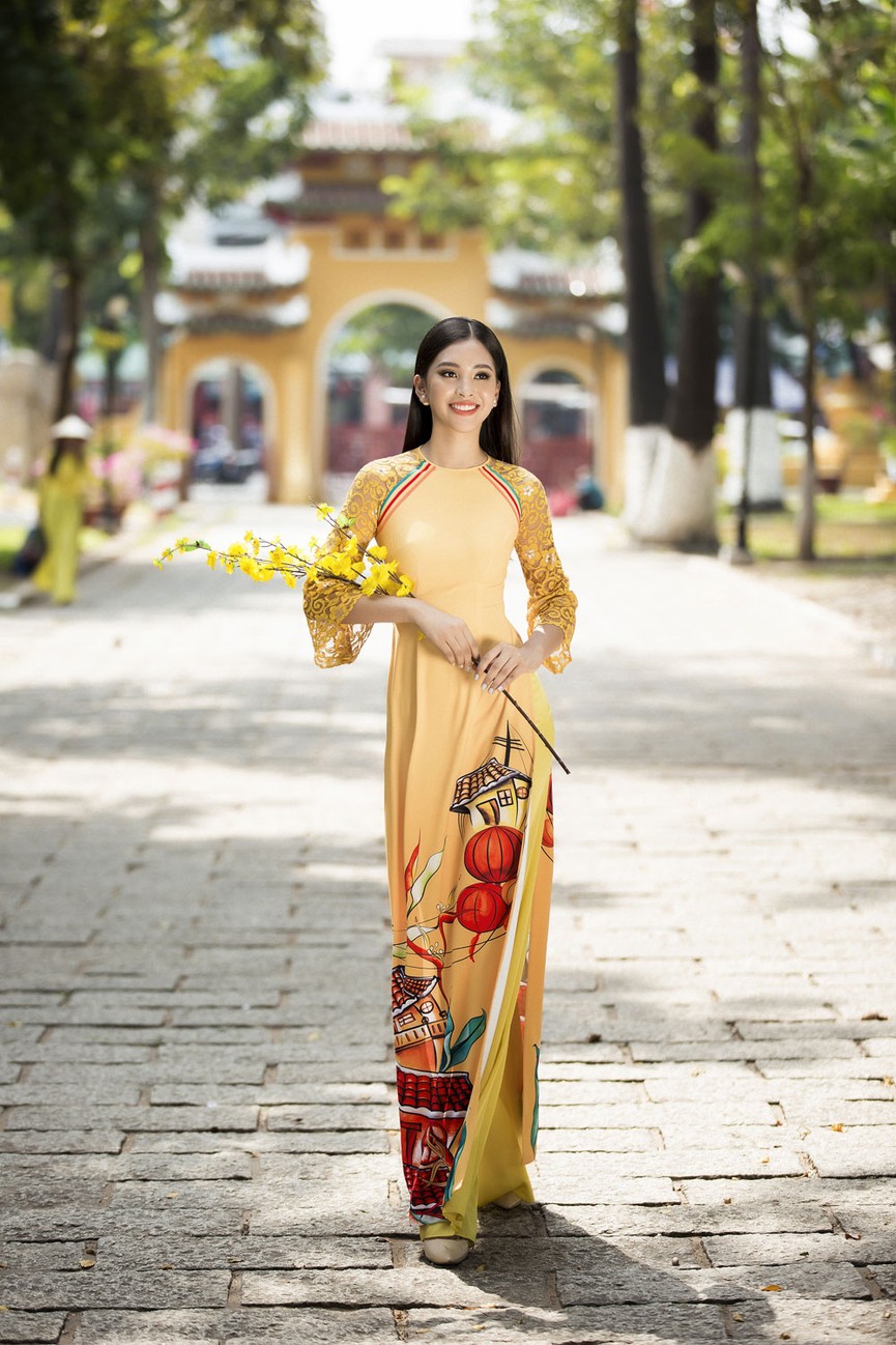 Hoa hậu Tiểu Vy gây thương nhớ với áo dài xuân rực rỡ - ảnh 1