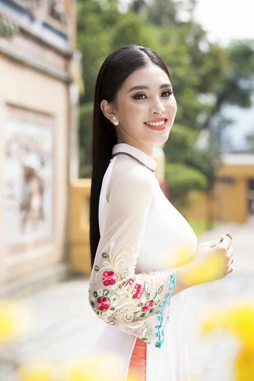 Hoa hậu Tiểu Vy gây thương nhớ với áo dài xuân rực rỡ - ảnh 6