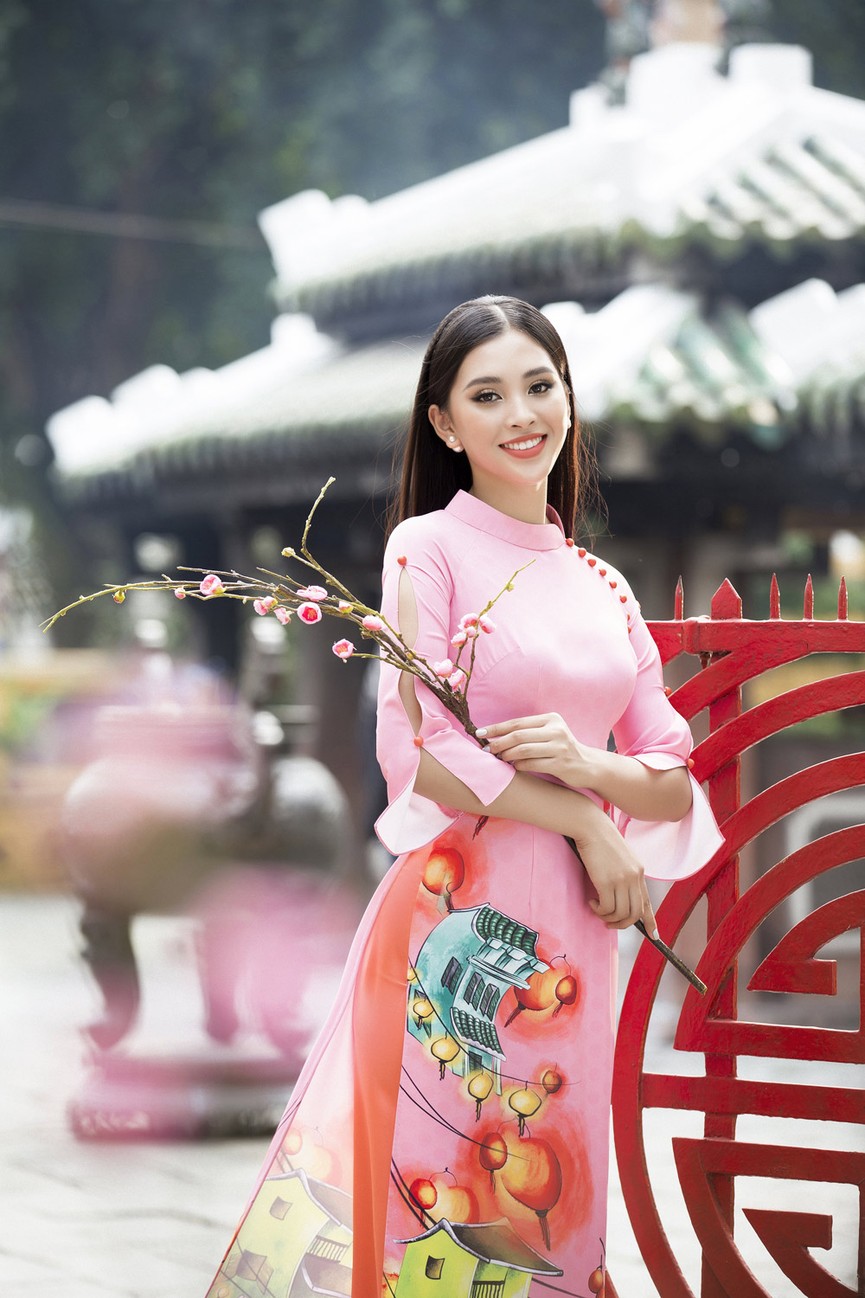 Hoa hậu Tiểu Vy gây thương nhớ với áo dài xuân rực rỡ - ảnh 4