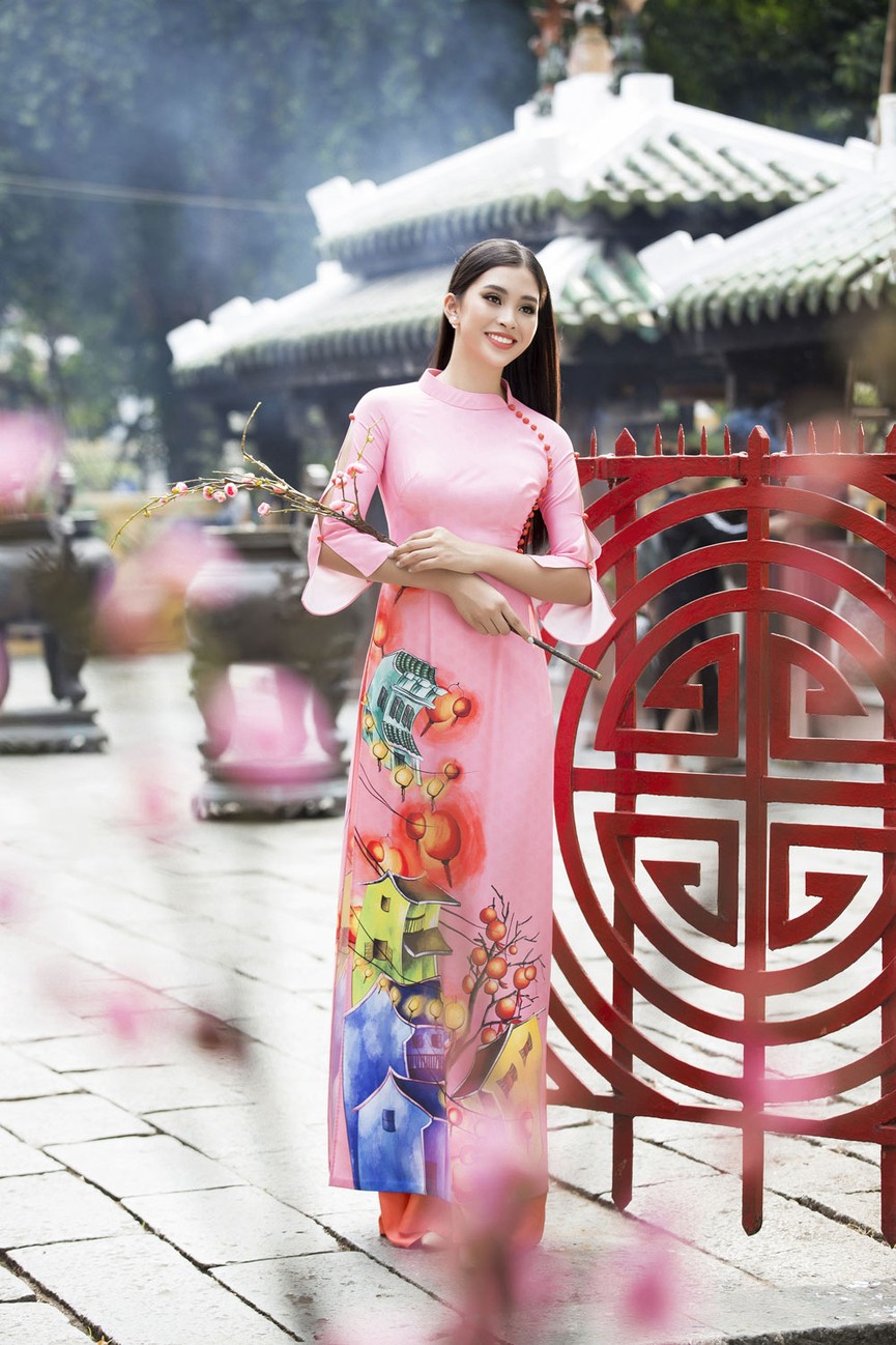 Hoa hậu Tiểu Vy gây thương nhớ với áo dài xuân rực rỡ - ảnh 3