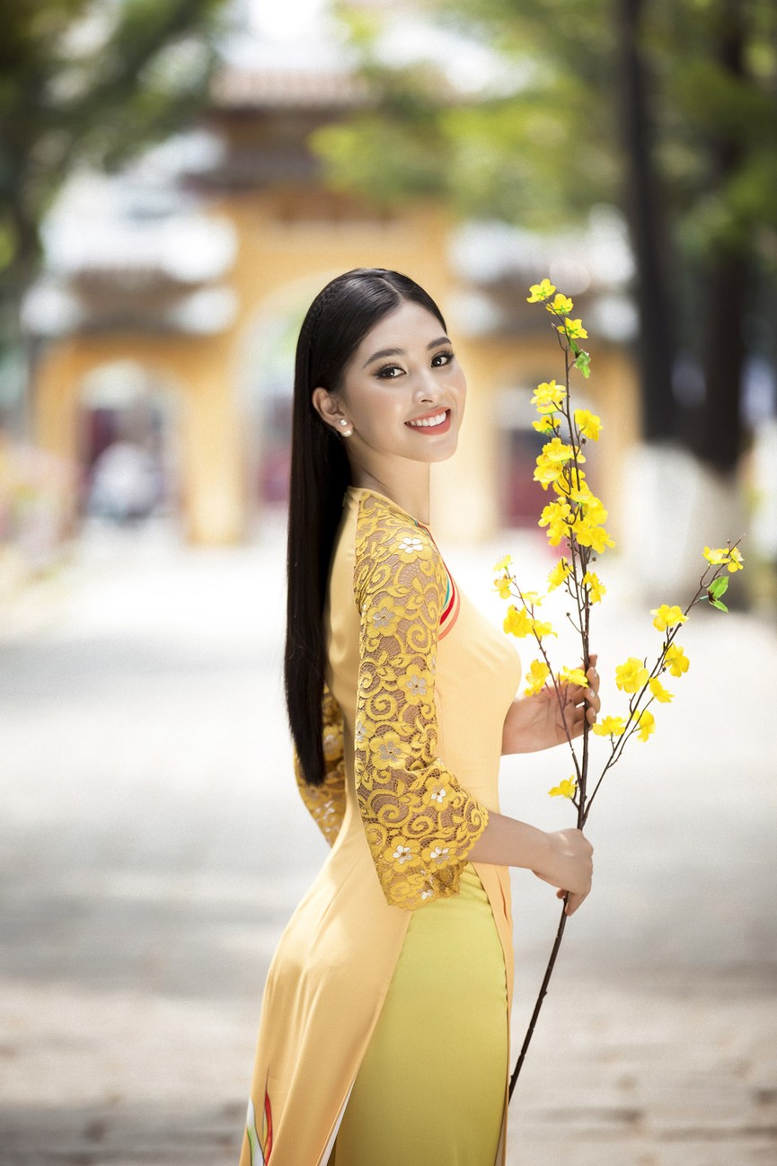 Hoa hậu Tiểu Vy gây thương nhớ với áo dài xuân rực rỡ - ảnh 2