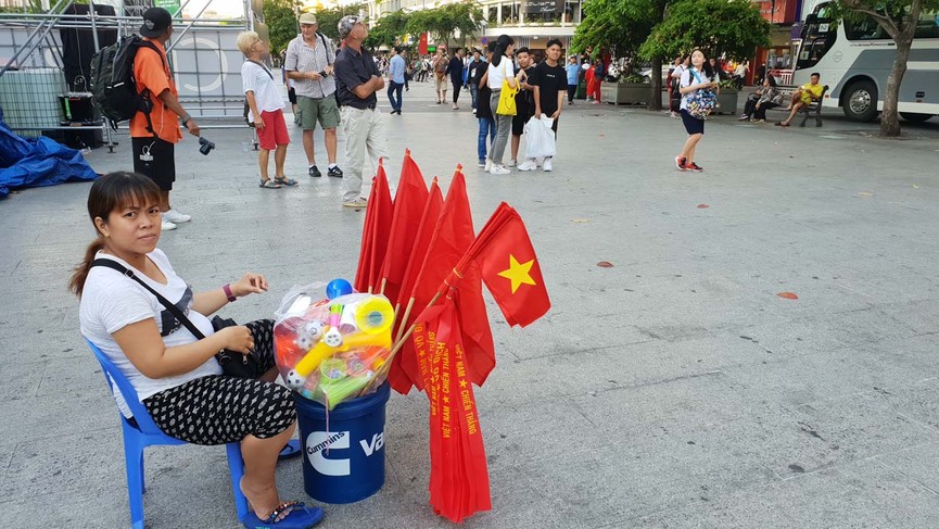 Cổ động viên Sài Gòn 'nhuộm đỏ' phố trước giờ bóng lăn - ảnh 12