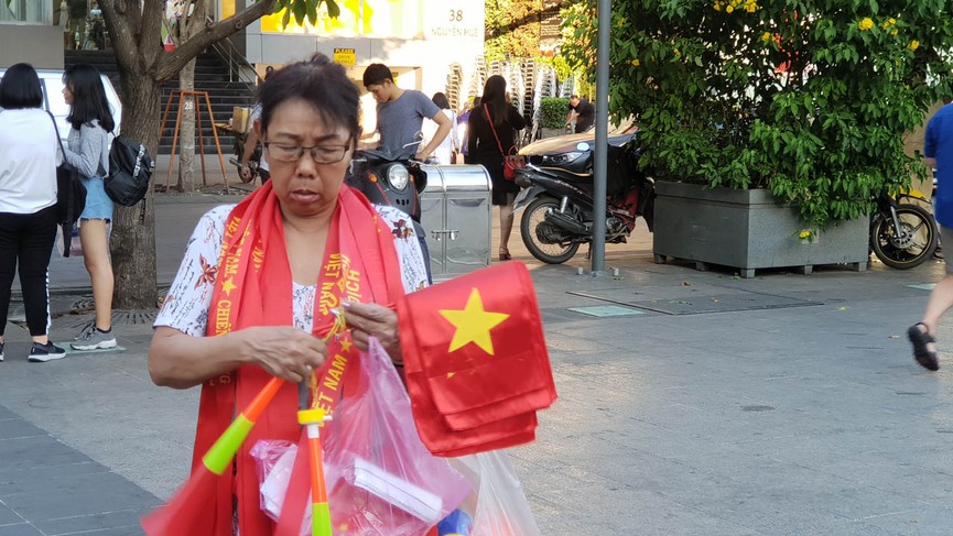 Cổ động viên Sài Gòn 'nhuộm đỏ' phố trước giờ bóng lăn - ảnh 13