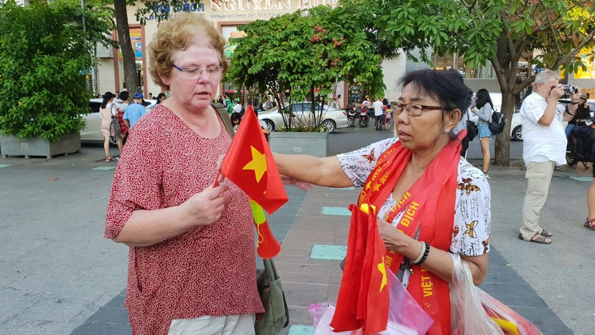 Cổ động viên Sài Gòn 'nhuộm đỏ' phố trước giờ bóng lăn - ảnh 14
