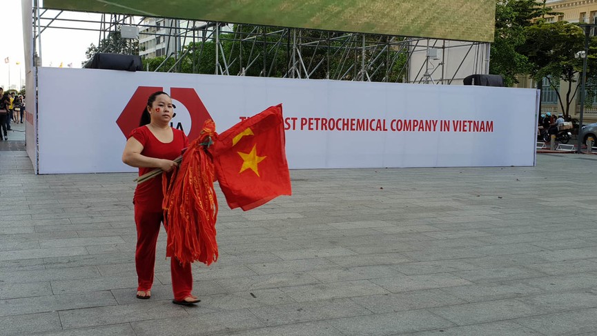 Cổ động viên Sài Gòn 'nhuộm đỏ' phố trước giờ bóng lăn - ảnh 8