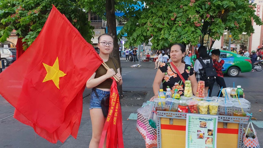 Cổ động viên Sài Gòn 'nhuộm đỏ' phố trước giờ bóng lăn - ảnh 9