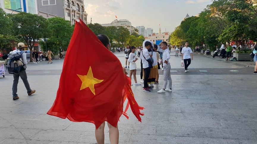 Cổ động viên Sài Gòn 'nhuộm đỏ' phố trước giờ bóng lăn - ảnh 11