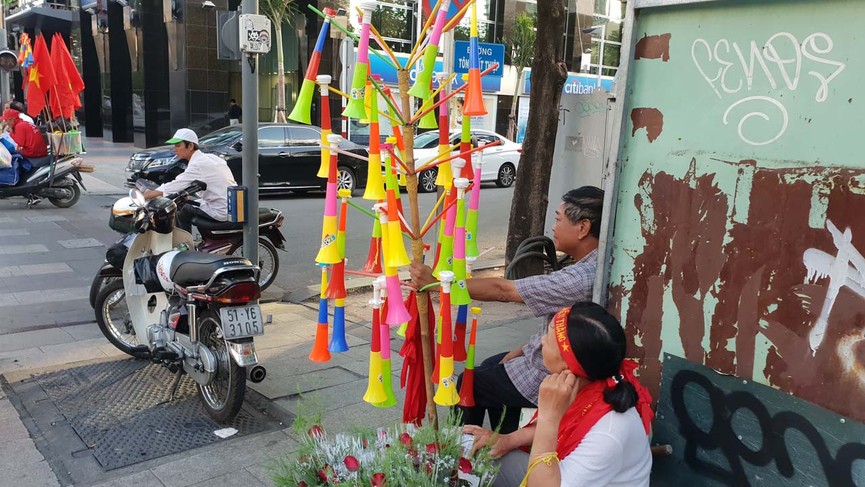 Cổ động viên Sài Gòn 'nhuộm đỏ' phố trước giờ bóng lăn - ảnh 4