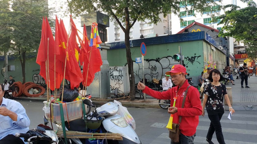 Cổ động viên Sài Gòn 'nhuộm đỏ' phố trước giờ bóng lăn - ảnh 2