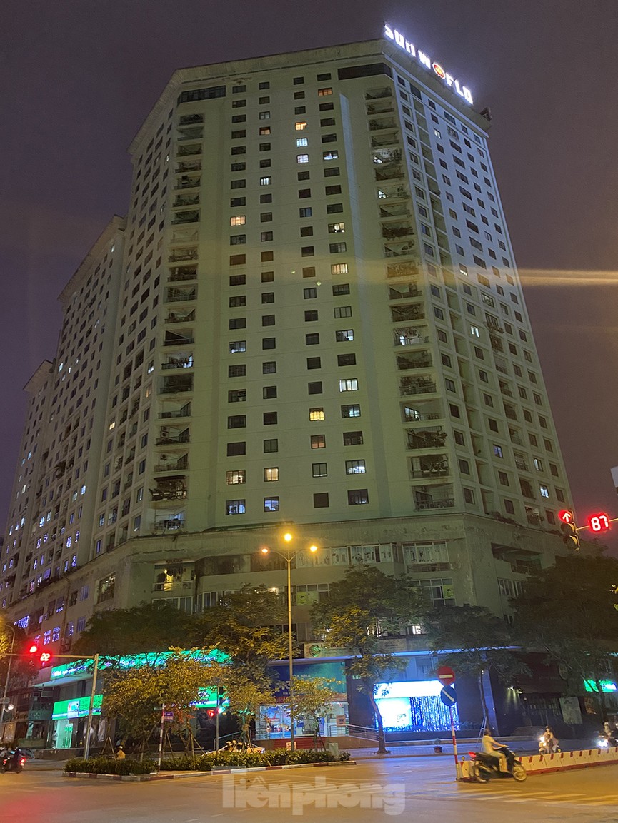 Hưởng ứng giờ Trái đất, hàng loạt chung cư Hà Nội giảm lượng ánh sáng đèn - ảnh 11