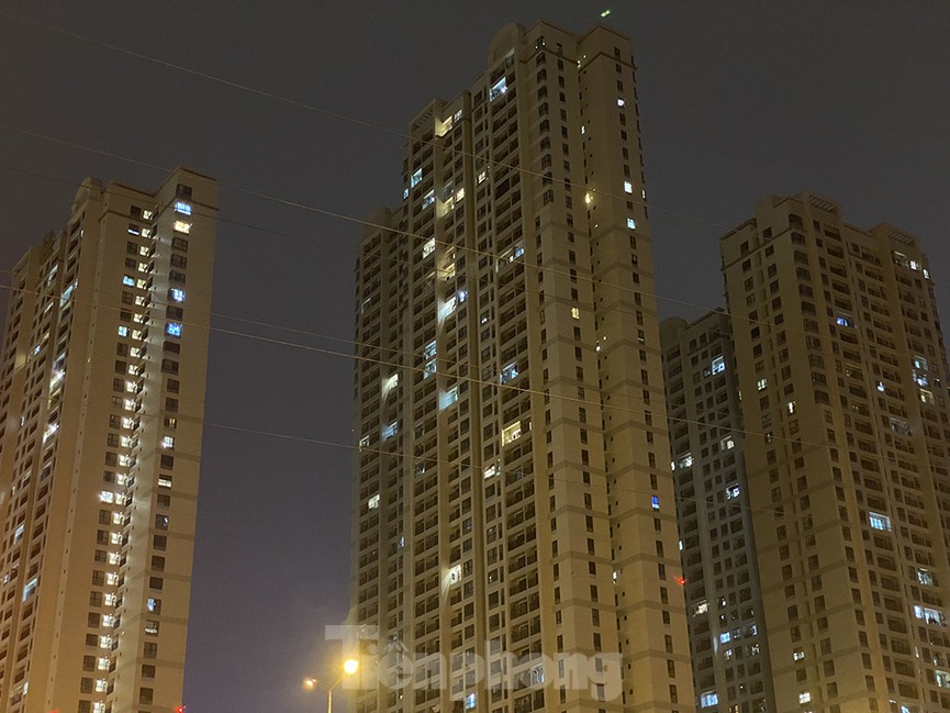 Hưởng ứng giờ Trái đất, hàng loạt chung cư Hà Nội giảm lượng ánh sáng đèn - ảnh 5
