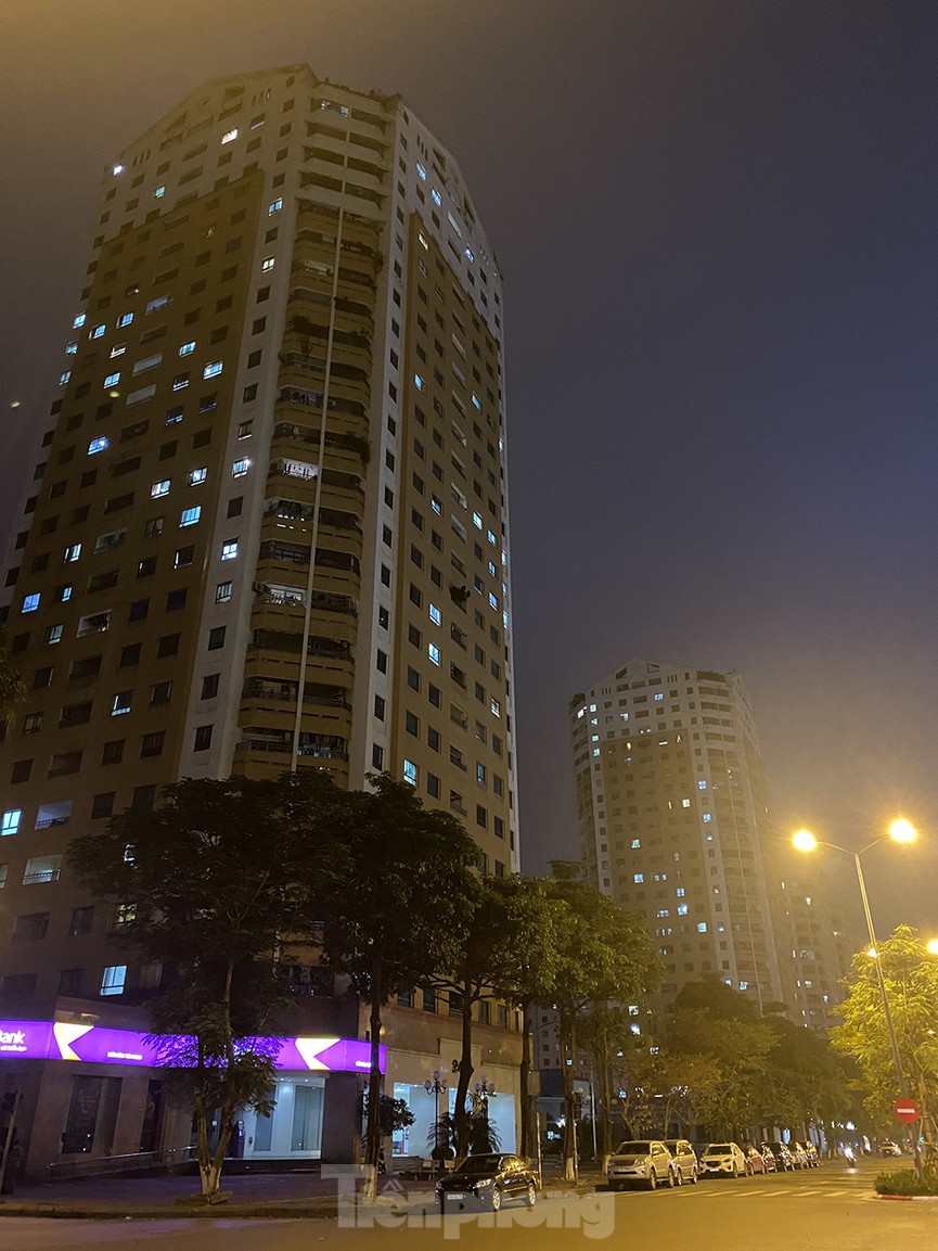 Hưởng ứng giờ Trái đất, hàng loạt chung cư Hà Nội giảm lượng ánh sáng đèn - ảnh 6
