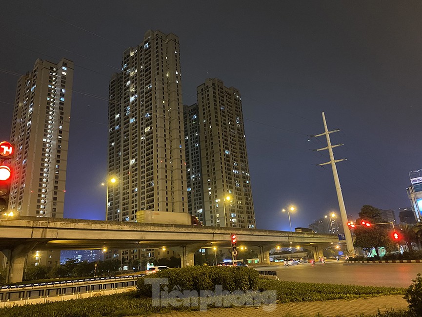 Hưởng ứng giờ Trái đất, hàng loạt chung cư Hà Nội giảm lượng ánh sáng đèn - ảnh 7