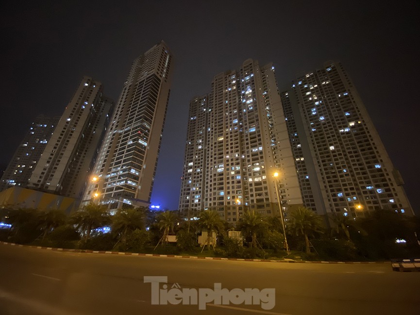 Hưởng ứng giờ Trái đất, hàng loạt chung cư Hà Nội giảm lượng ánh sáng đèn - ảnh 8