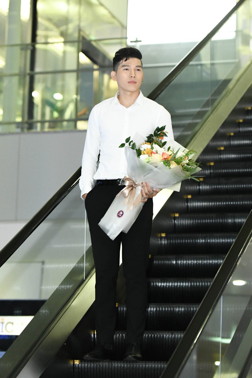 Miss Global 2017 gợi cảm tới Việt Nam, tình tứ bên nam vương Ngọc Tình - ảnh 1