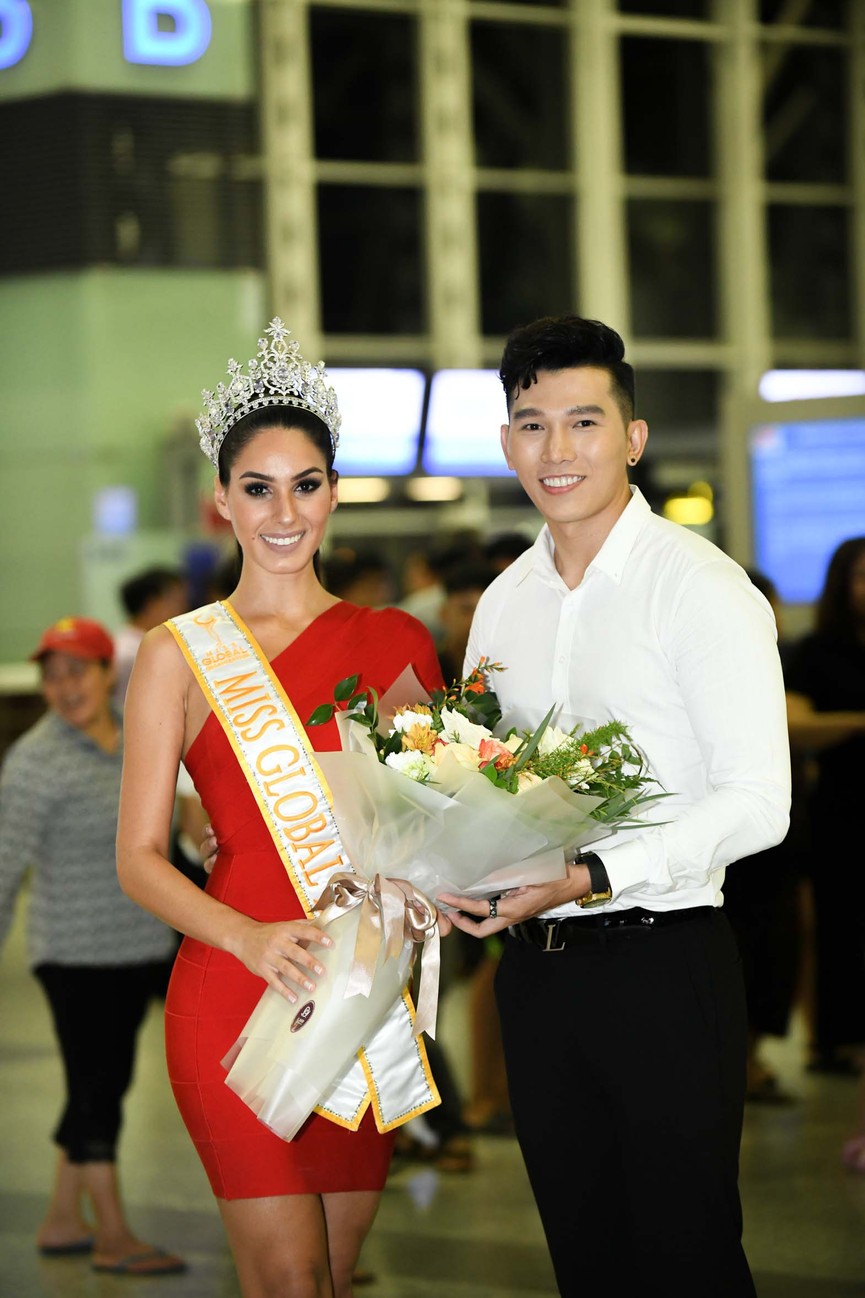 Miss Global 2017 gợi cảm tới Việt Nam, tình tứ bên nam vương Ngọc Tình - ảnh 4