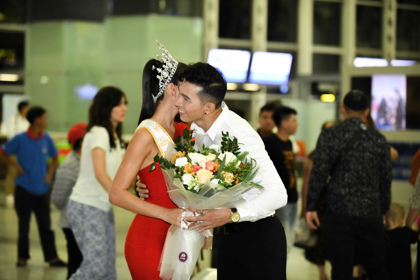 Miss Global 2017 gợi cảm tới Việt Nam, tình tứ bên nam vương Ngọc Tình - ảnh 2