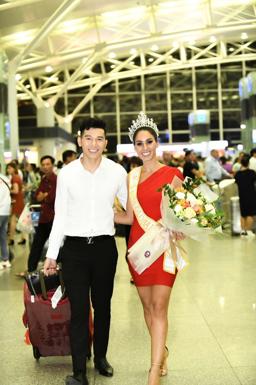 Miss Global 2017 gợi cảm tới Việt Nam, tình tứ bên nam vương Ngọc Tình - ảnh 8