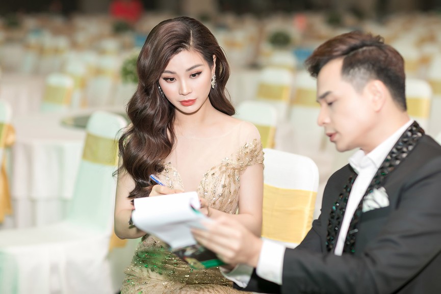 Á hậu Diễm Trang lộng lẫy với đầm đuôi cá, hội ngộ MC Danh Tùng - ảnh 6