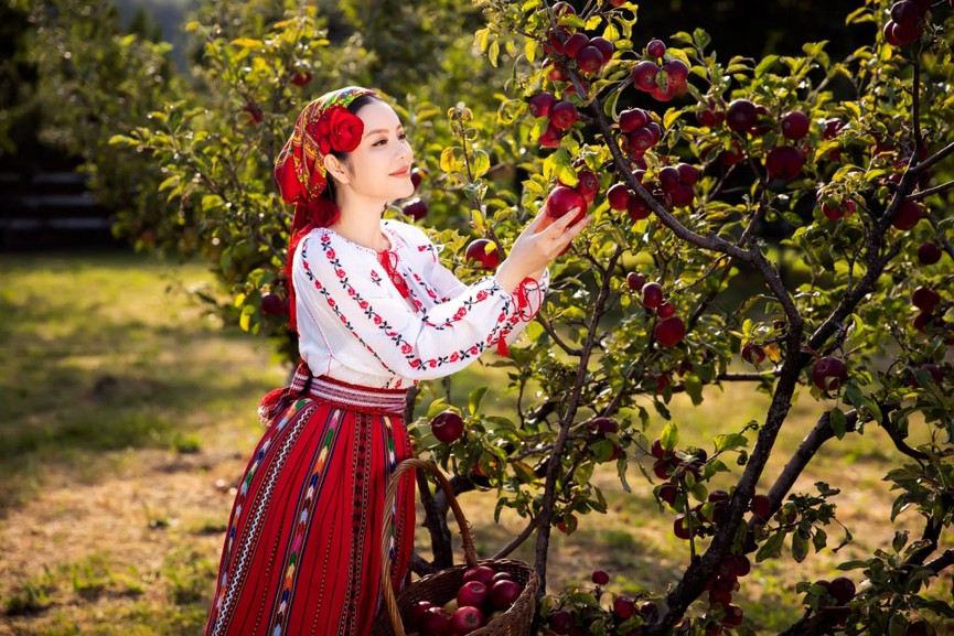 Lý Nhã Kỳ xinh đẹp hút hồn trong trang phục truyền thống Romania - ảnh 1