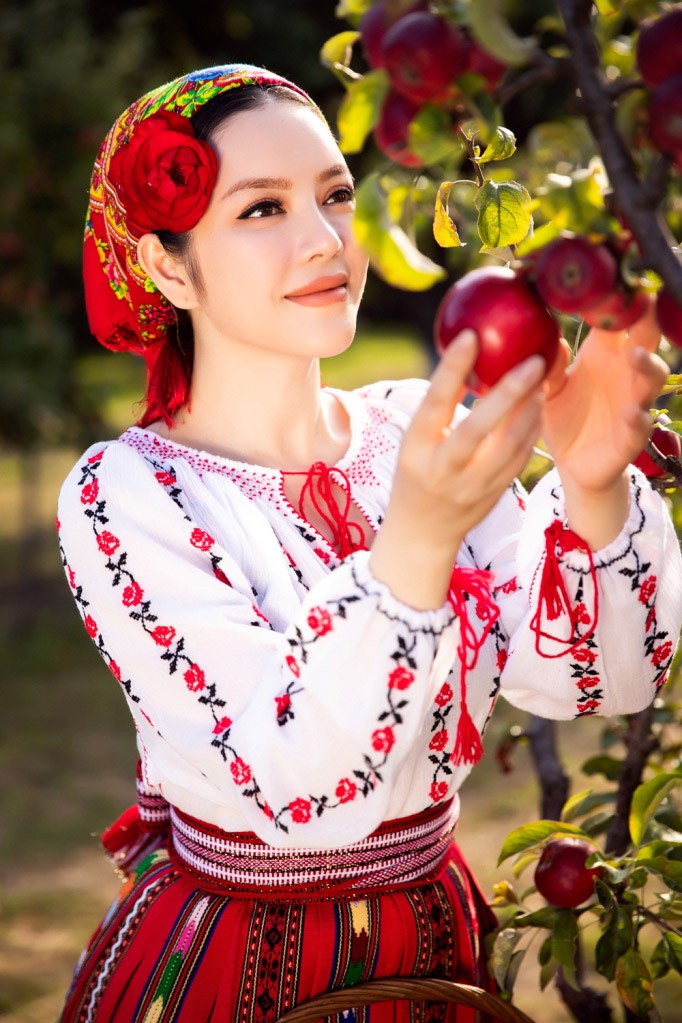 Lý Nhã Kỳ xinh đẹp hút hồn trong trang phục truyền thống Romania - ảnh 2