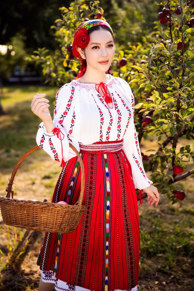 Lý Nhã Kỳ xinh đẹp hút hồn trong trang phục truyền thống Romania - ảnh 3