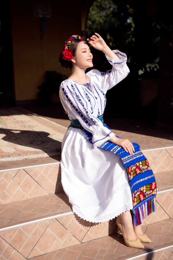 Lý Nhã Kỳ xinh đẹp hút hồn trong trang phục truyền thống Romania - ảnh 8