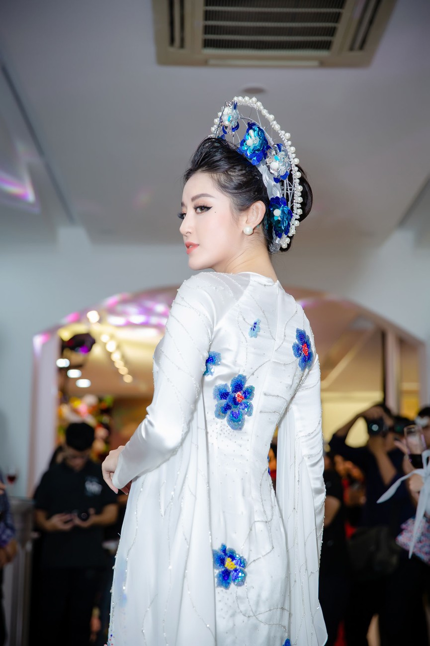A Hậu Huyền My Tai Xuất San Catwalk Mặc Ao Dai Trăm Triệu Lam Vedette Giải Tri Bao điện Tử Tiền Phong