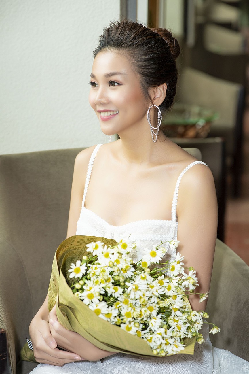 Siêu mẫu Thanh Hằng mặc váy cúp ngực siêu gợi cảm - ảnh 6